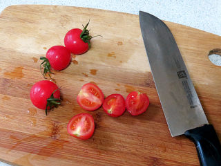 11、健康味美的【培根果干杂蔬沙拉】,香菜、圣女果洗净，圣女果一切两半