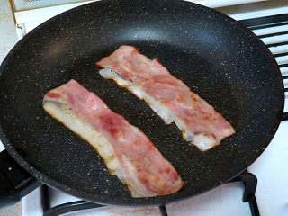 10、健康味美的【培根果干杂蔬沙拉】,培根双面煎至有金黄色焦痕，这样比较香