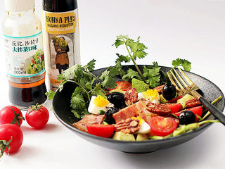 13、健康味美的【培根果干杂蔬沙拉】,再将自己喜爱口味的沙拉汁淋入