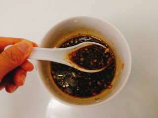 20、菌类料理+凉拌香菇,搅拌成调料汁备用;