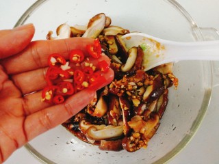 23、菌类料理+凉拌香菇,加入小辣椒