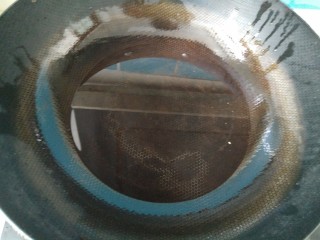 10、离不了的红油辣椒,炸过腰果后的油锅，里面再加些适量食用油，把油烧到六七八成热都行。