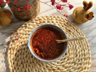 12、离不了的红油辣椒,成品，凉拌菜，吃面，吃饺子等，都离不了哦！