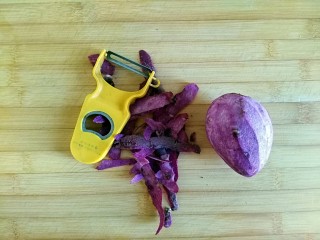 2、宝贝开口笑之紫薯夹心酱饼干,紫薯削皮