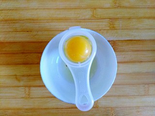 6、宝贝开口笑之紫薯夹心酱饼干,分离蛋白蛋黄，只取蛋黄