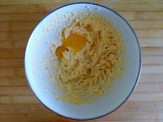 9、宝贝开口笑之紫薯夹心酱饼干,加入蛋黄