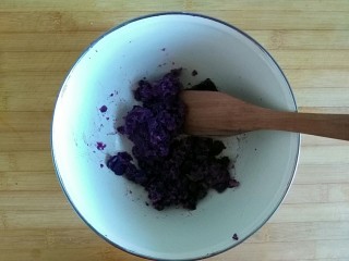 11、宝贝开口笑之紫薯夹心酱饼干,蒸熟的紫薯压成泥