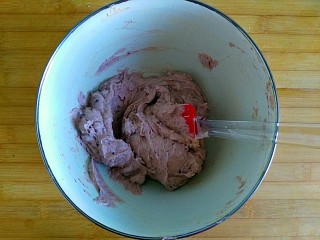 13、宝贝开口笑之紫薯夹心酱饼干,用刮刀拌均匀