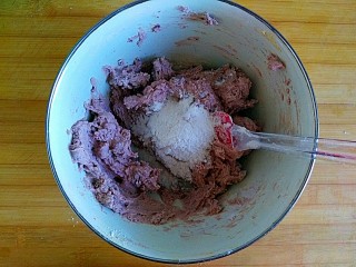 14、宝贝开口笑之紫薯夹心酱饼干,分三次加入面粉至无干粉