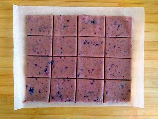 19、宝贝开口笑之紫薯夹心酱饼干,切成等同的小块（忽略朵妈的手法，嘿嘿）