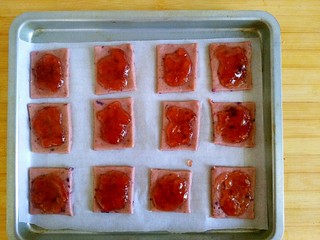 20、宝贝开口笑之紫薯夹心酱饼干,涂抹适量草莓果酱