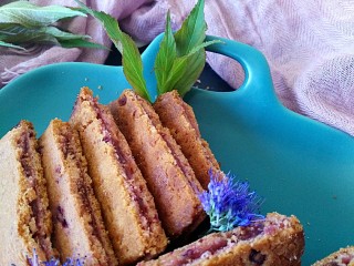 23、宝贝开口笑之紫薯夹心酱饼干,对半切开（切不切都可以），美美哒摆拍一下