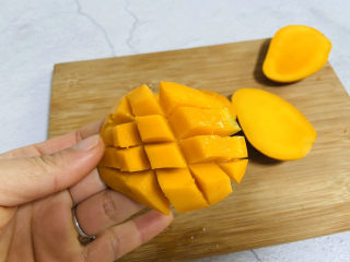 5、芒果披萨,用刀划好十字格