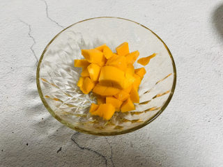 6、芒果披萨,剔出果肉备用