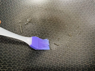 7、芒果披萨,不粘锅中刷上少许食用油加热至五成热