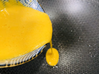 8、芒果披萨,缓缓倒入面糊