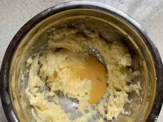 5、蔓越莓饼干,倒入蛋液