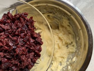 7、蔓越莓饼干,加入蔓越莓干