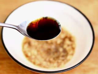 5、海虾什锦凉拌菜,先把大蒜去皮后碾成泥状后放到一个碗里、加入生抽、老醋、米醋、适量盐