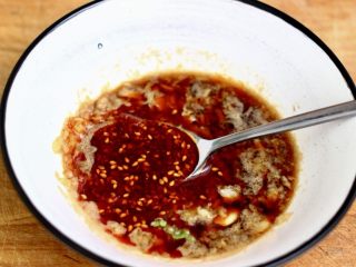 6、海虾什锦凉拌菜,放入辣椒面后、锅中倒入少许花生油烧热浇到辣椒面上搅拌均匀即可