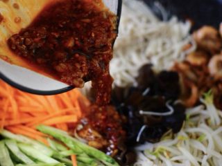 10、海虾什锦凉拌菜,倒入调制的酱汁