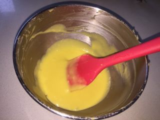 4、一口肉松小贝+#美食拔草大作战#,加入蛋黄同样手法继续搅拌，至面糊顺滑无颗粒。，放置一边备用。