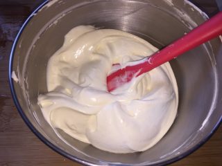 8、一口肉松小贝+#美食拔草大作战#,再倒入剩余蛋白霜中，同样手法翻拌均匀（注意手法，切忌划大圆圈搅拌，会使蛋白霜消泡，用翻拌和切拌的手法）。