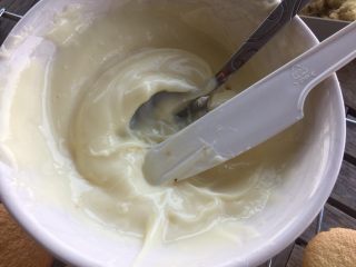 16、一口肉松小贝+#美食拔草大作战#,沙拉酱，炼乳，柠檬汁放一起搅拌均匀。