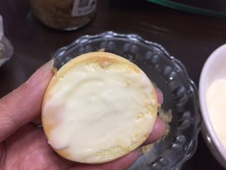 17、一口肉松小贝+#美食拔草大作战#,小贝的底部均匀的抹上酱料。