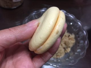 18、一口肉松小贝+#美食拔草大作战#,用另一块小贝合起来。