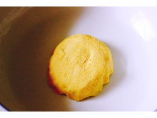 3、金玉窝窝头+虾酱鸡蛋小炒,和好的面团必须至少醒发半个小时左右……