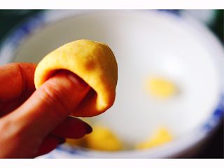 6、金玉窝窝头+虾酱鸡蛋小炒,醒发好的面团排气后、分成6分、我是一个面团30克、揉成上尖下宽的面团、用大拇指在宽的面团上捅一个窝窝后、整形、如图