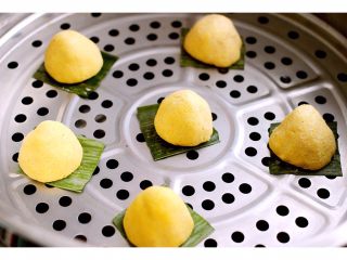 8、金玉窝窝头+虾酱鸡蛋小炒,放入锅中大火烧开后蒸10分钟关火