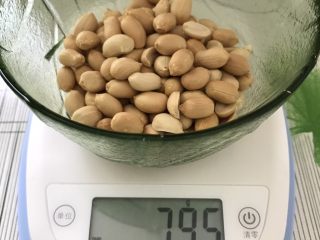 3、红糖花生饼干,花生稍微烤香,去皮