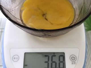 5、红糖花生饼干,这里为了更酥的口感用了两个蛋黄,也可以用一个全蛋代替,大概25克