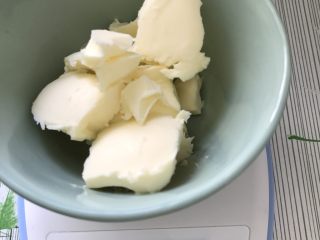 6、红糖花生饼干,黄油切小块,室温融化