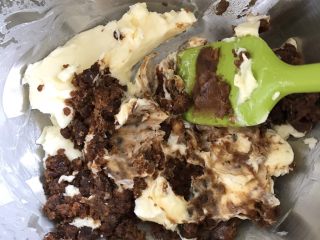 8、红糖花生饼干,放入红糖,用刮刀翻拌至没有明显颗粒