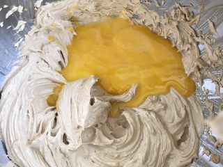 10、红糖花生饼干,加入蛋黄继续用打蛋器搅拌