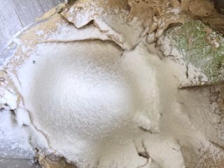 12、红糖花生饼干,用粉筛筛入加了一小撮盐的低筋粉