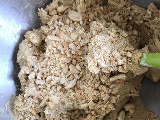 14、红糖花生饼干,加入花生碎