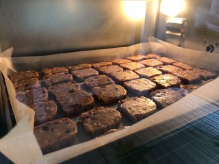 23、红糖花生饼干,烤箱提前预热10分钟,放入烤盘,上下火170度烤二十五分钟左右,饼干发出滋滋声,逐渐上色后即可