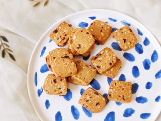 25、红糖花生饼干,晾凉后的饼干非常酥脆