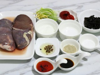 1、三椒腰片,准备食材