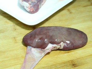 2、三椒腰片,首先将猪腰的骚膜去掉