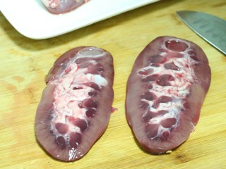 3、三椒腰片,将猪腰片成两半