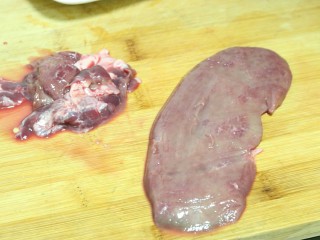 4、三椒腰片,将猪腰中的腰芯剔除，剔干净呦～