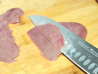 5、三椒腰片,再将猪腰片成薄厚均匀的腰片