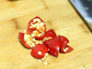 6、三椒腰片,泡椒切成小块