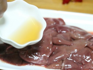 8、三椒腰片,腰片中放入料酒抓匀放置10分钟左右～