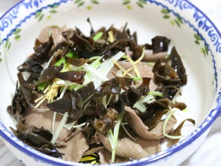 11、三椒腰片,将腰片放入容器中，再放入葱姜丝、木耳丝～